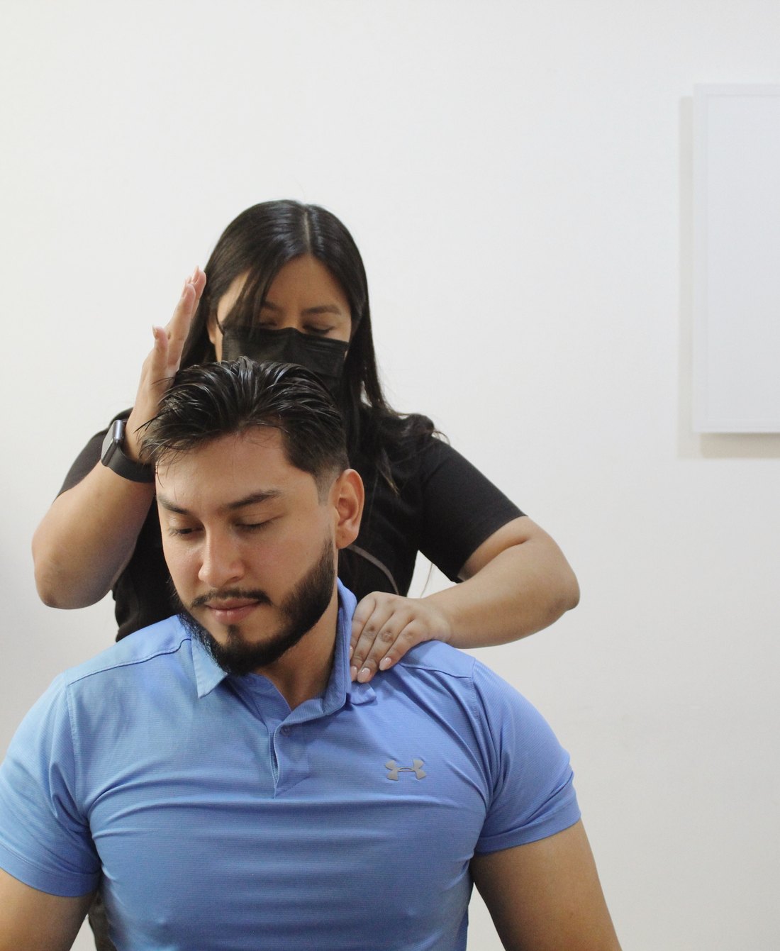 Ajuste quiropráctico cervical en una clínica Montiel Quiropráctica